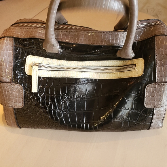 Guess Satchal - Picture 2 of 4